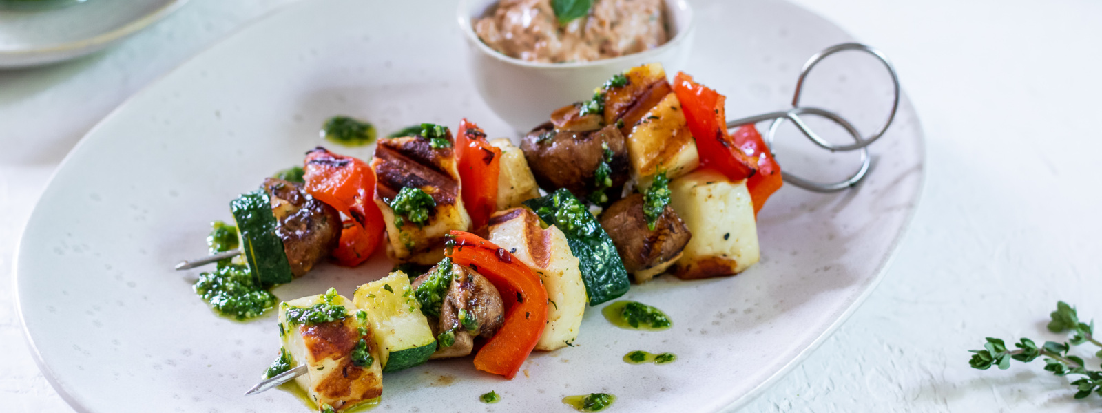 Gemüsespieße mit Halloumi, Spinatpesto und Tomatendip